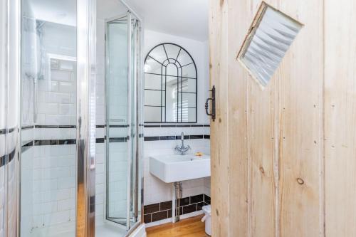 4 Canalside Cottages tesisinde bir banyo