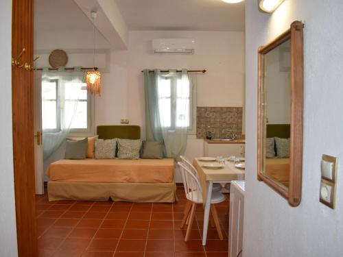 1 dormitorio con 1 cama y 1 mesa en una habitación en Villa Krini, en Skiathos
