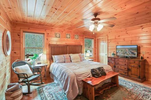a bedroom with a bed and a ceiling fan at Relaxing Cabin near Bear Claw Vineyard, Hot Tub, Game Room, Pet Friendly, sleeps10 in Blue Ridge