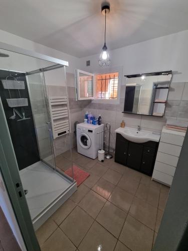 une salle de bain avec douche et machine à laver dans l'établissement location vacances T4 bas de villa Toulon, à Toulon