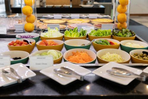 un buffet avec des bols de légumes sur une table dans l'établissement Sunprime Kamala Beach, à Kamala Beach