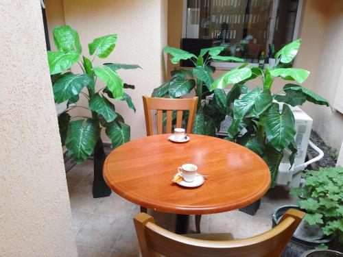 drewniany stół z filiżanką kawy na górze w obiekcie Санта Марина w Warnie