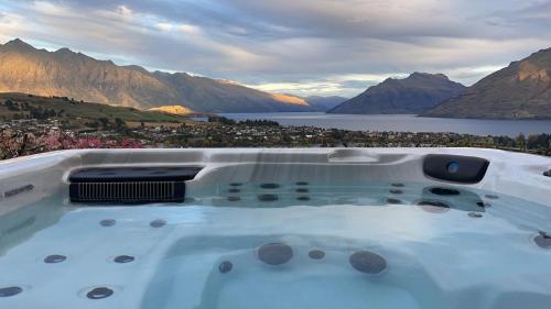 Gallery image of Unbeatable Panoramic Lake & Mountain & Garden Views in Queenstown
