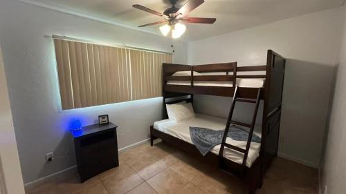 利哈伊埃克斯Charming Two-Bedroom Home Quiet and Cozy .的一间卧室设有两张双层床和吊扇