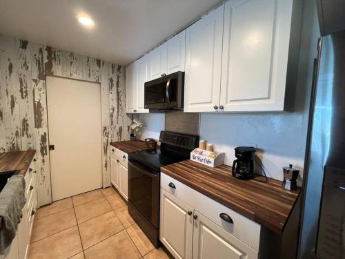 利哈伊埃克斯Charming Two-Bedroom Home Quiet and Cozy .的一间小厨房,配有白色的橱柜和台面