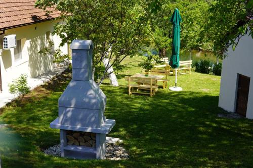 a yard with a blue object in the grass at Apartments Manitovac M in Nikšić