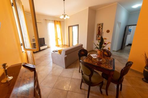 ein Wohnzimmer mit einem Tisch und einem Sofa in der Unterkunft Stella Maris Case Vacanze in Balestrate