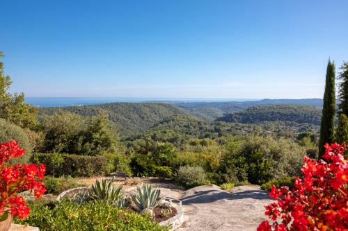 una vista desde la cima de una colina con flores en Terre d'Orizon, en Tourrettes-sur-Loup