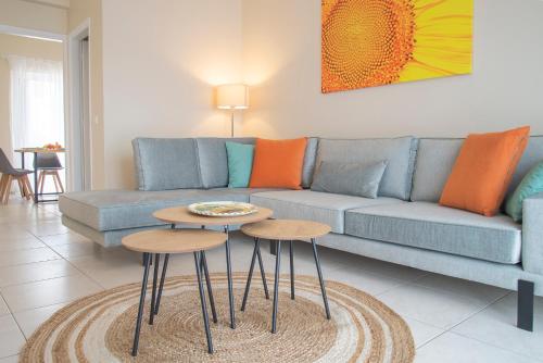 Χώρος καθιστικού στο Helios: Charming beach home next to crystal waters