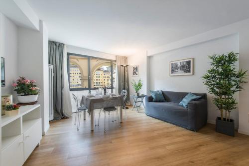 A seating area at Vasari Suite Florence next to Pontevecchio