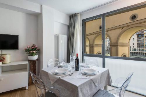 A television and/or entertainment centre at Vasari Suite Florence next to Pontevecchio