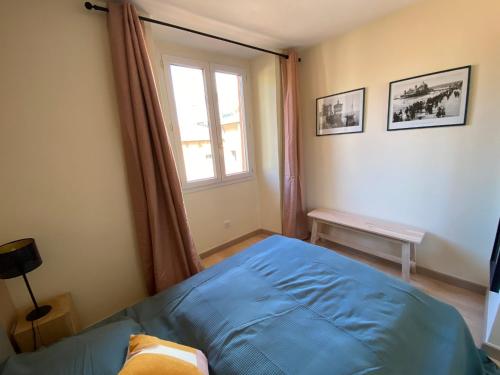 - une chambre avec un lit bleu et une fenêtre dans l'établissement 06A2 - Cœur du Vieux Nice bel appartement moderne rénové, à Nice