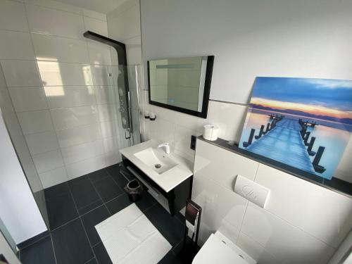 Ένα μπάνιο στο Apartments Saaldorf-Ferienhaus mit 6 Apartments 45qm-120qm direkt am Thüringer Meer-Bleilochtalsperre