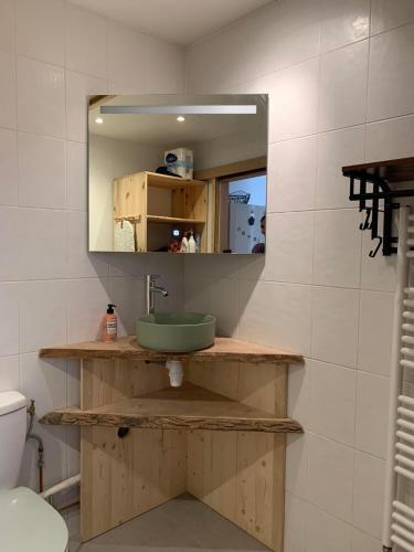 une salle de bain avec un lavabo et un miroir dans l'établissement Terrasse sur les Aravis, à La Giettaz