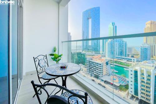 bnbmehomes – Beautiful lake view studio near Marina – 1504