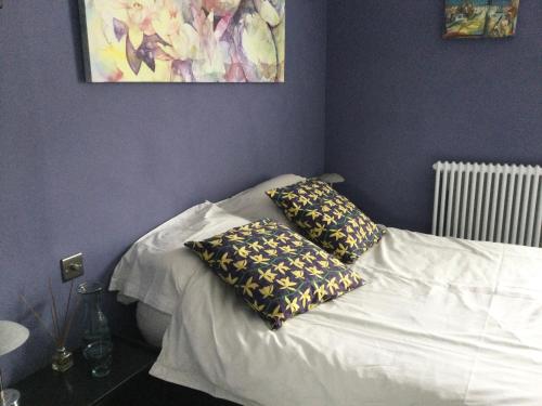 1 cama con 2 almohadas en una habitación en The ArtWorks, en Hastings