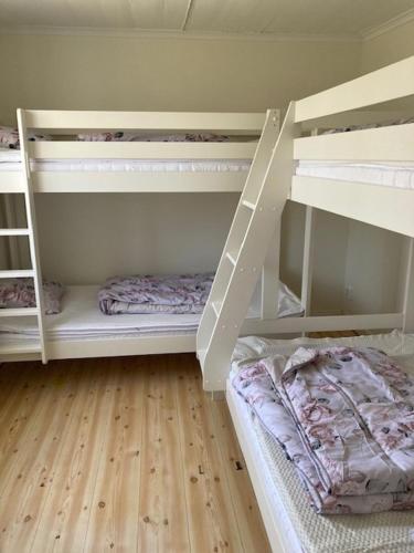 מיטה או מיטות קומותיים בחדר ב-Fyrhus