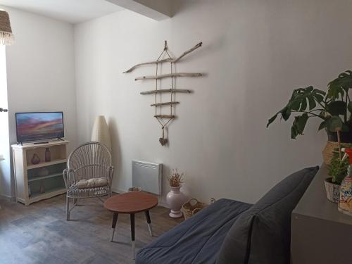 Ein Sitzbereich in der Unterkunft Hébergement sur l île de Martigues, la Venise provençale