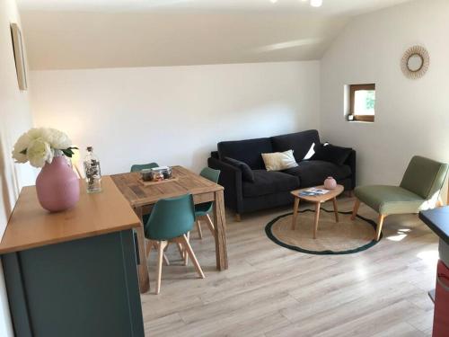 un salon avec un canapé et une table dans l'établissement COTES ET LAC - Charme, Parking, Proche Lac et Randonnée, à Veyrier-du-Lac