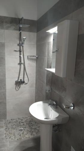 Kúpeľňa v ubytovaní Πλατανακι 2 Seaview Apartment