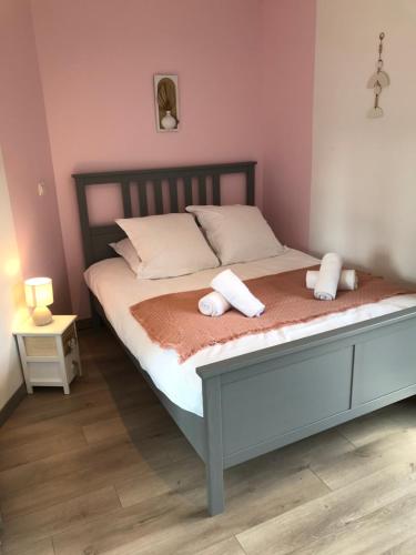 Ένα ή περισσότερα κρεβάτια σε δωμάτιο στο COTES ET LAC - Charme, Parking, Proche Lac et Randonnée