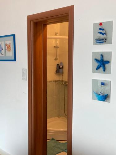 La salle de bains est pourvue de toilettes et d'une porte en verre. dans l'établissement Seaview Apartments, à Krasići