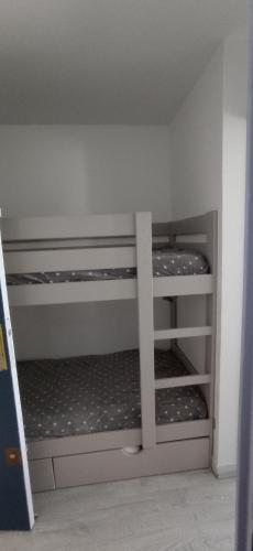 une chambre avec deux lits superposés dans une pièce dans l'établissement studio cabine piscine au couchant, à La Grande Motte