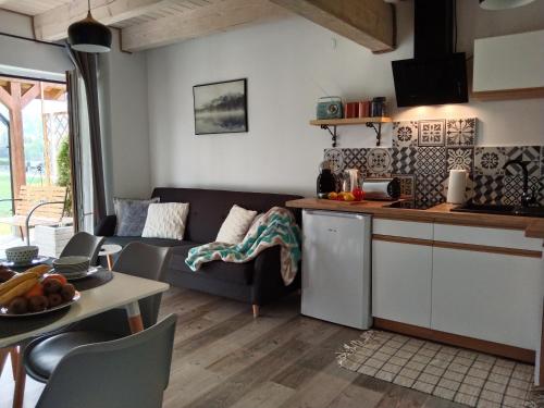 Kuchyňa alebo kuchynka v ubytovaní Apartamenty Równia 2