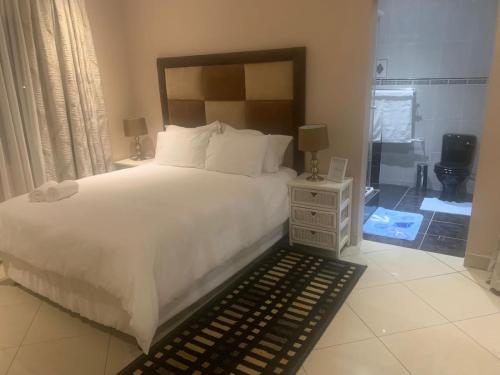 En eller flere senge i et værelse på Boikhutsong House