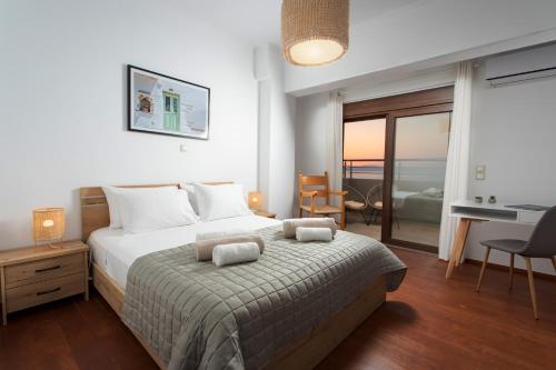 um quarto com uma cama grande e uma secretária. em Overview Chania with sea view and amazing sunset em Chania Town