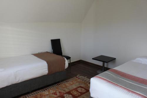 pokój hotelowy z 2 łóżkami i stołem w obiekcie Olive Garden Retreat w mieście Milas