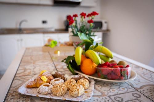 a table with a plate of food and a bowl of fruit at Bianca Casa in Bolognetta