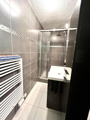 une salle de bain avec douche et lavabo dans l'établissement BARCARESA-Elégant appartement vue mer wifi parking, au Barcarès