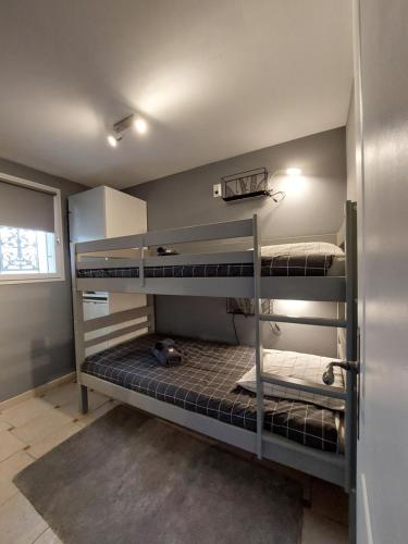 ル・トールにあるMas des Cigognesの二段ベッド3組が備わる客室です。