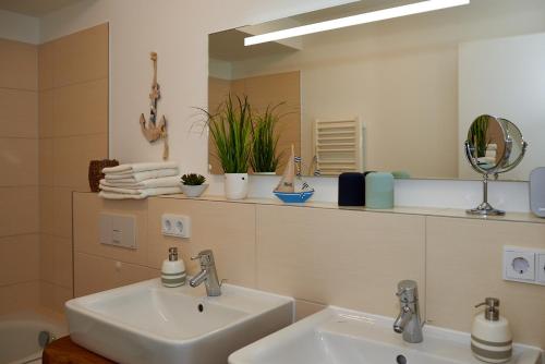 エッカーンフェルデにあるNordschleifeのバスルーム(洗面台、鏡付)