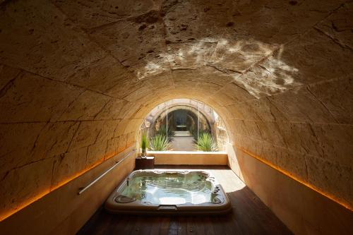 tunel z wanną z hydromasażem w środku w obiekcie Fontsanta Hotel Thermal & Spa - Adults Only w miejscowości Colonia Sant Jordi