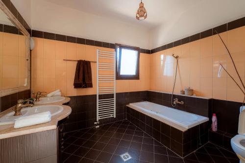 A bathroom at VERDE VILLA