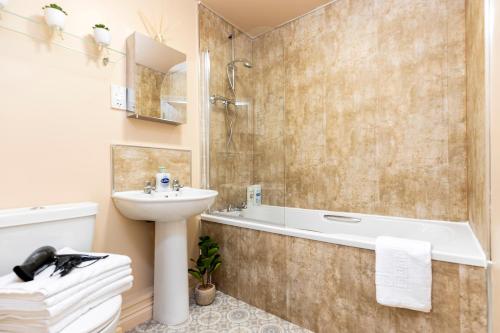 a bathroom with a sink and a tub and a toilet at 2 Bedroom Apartment in Darlington with Free Parking & Smart TV in Darlington