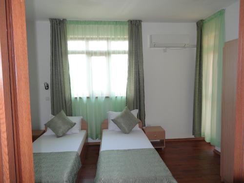 Ένα ή περισσότερα κρεβάτια σε δωμάτιο στο Guest House Ivanini Houses