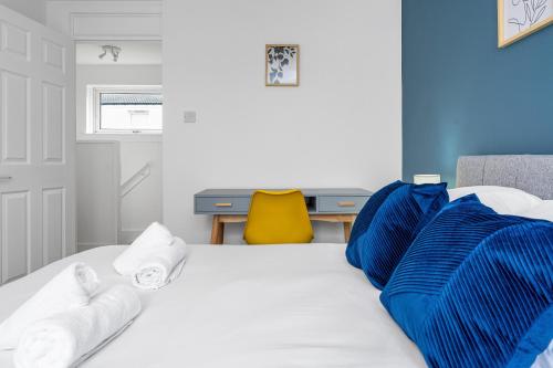 a bedroom with a bed with towels on it at Cheerful Stays - Livingston - 4 Bedroom 3 Bath home in Livingston