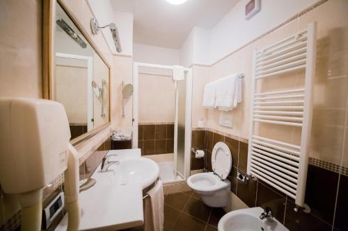 Koupelna v ubytování Hotel Ares