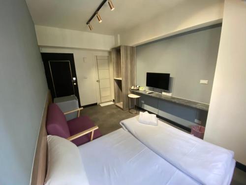 a hotel room with a bed and a tv at 近 距離 in Taichung