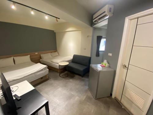 a small room with a bed and a desk and a chair at 近 距離 in Taichung
