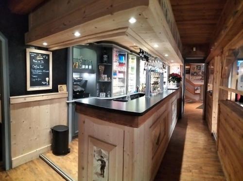 een bar in het midden van een restaurant bij Auberge des Skieurs in La Bresse