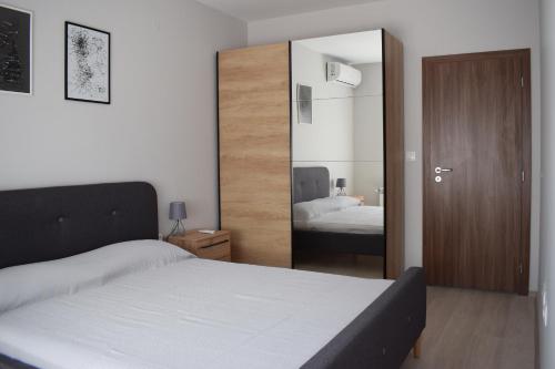 Łóżko lub łóżka w pokoju w obiekcie Pirotska 47 apartment
