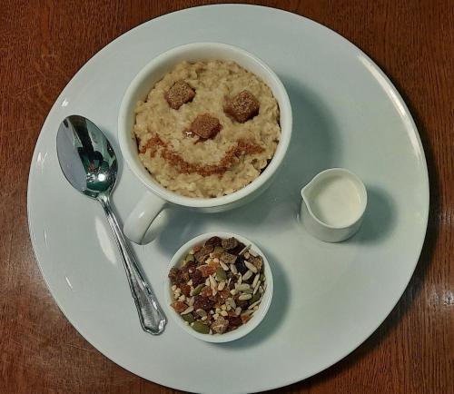 ゲストハウスの敷地内または近くでの食事または食べ物
