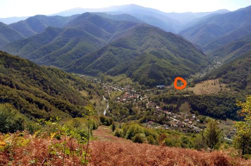 una cometa naranja volando sobre un valle de montaña en Вила Даяна en Ribarica