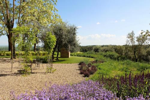 a garden with purple flowers and a pathway at Pensieri di Cavatina in Castelnuovo Berardenga