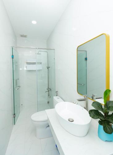 Ένα μπάνιο στο TH Quy Nhơn Hotel