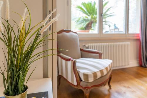 a living room with a chair and a plant at Casa Bardi in San Gimignano